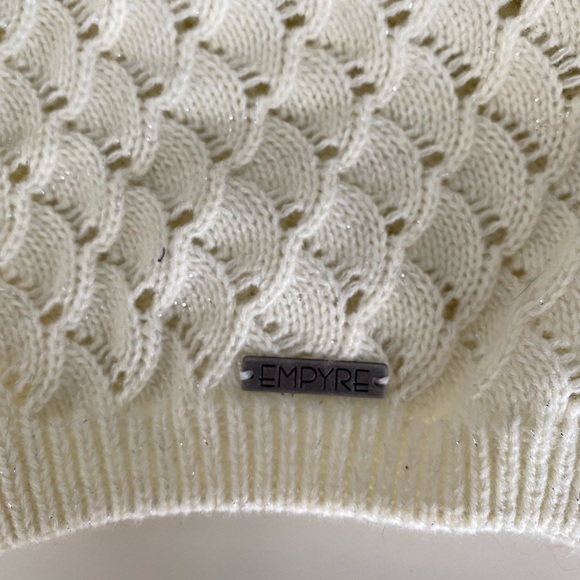 Woman’s white knit hat - Picture 2 of 3